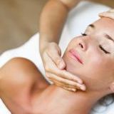 7 простих технік масажу обличчя, які ви можете зробити вдома