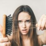 Выпадение волос: почему у меня выпадают волосы?