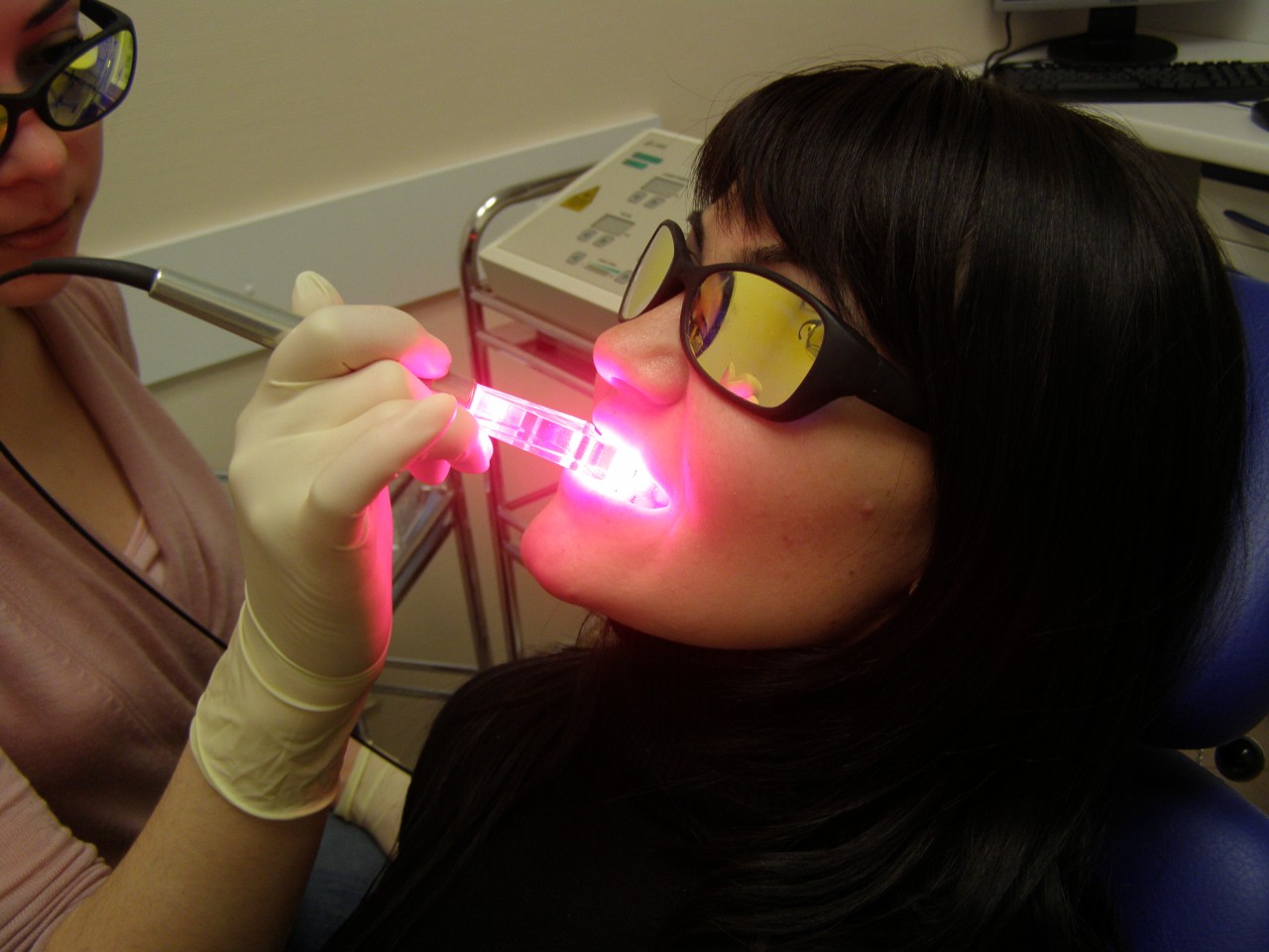 Уф отбеливание зубов. Стоматологический лазер. Лазерное излучение в стоматологии. Лазерная терапия в стоматологии. Лазеротерапия в стоматологии.