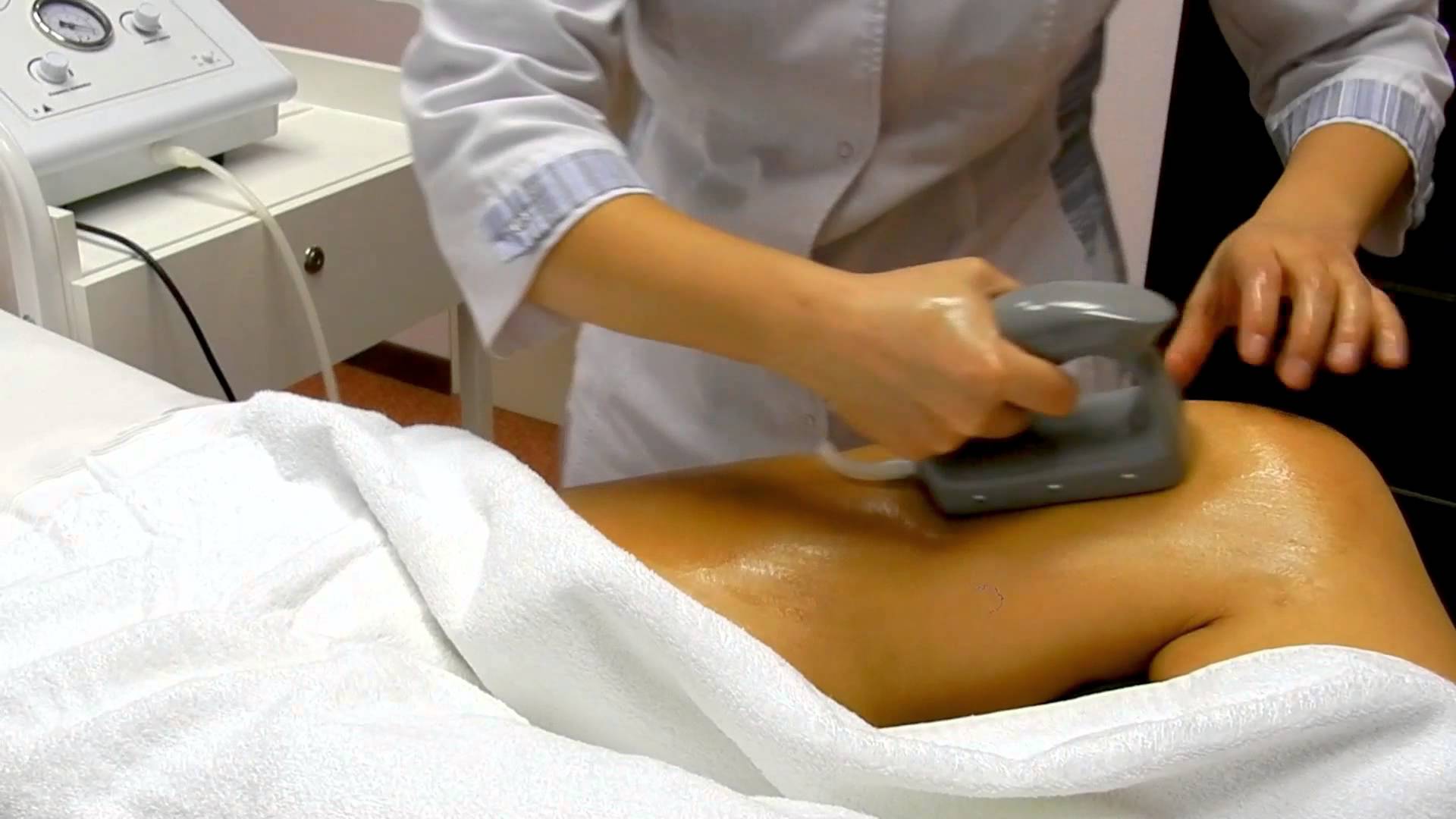 Позбавляємося від целюліту за допомогою вакуумно-роликового масажу тіла